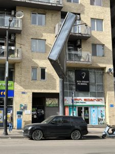 📷 PHOTO: კანდელაკის ქუჩაზე სარეკლამო ბანერი "ჰაერში ჰკიდია" - რა კადრები ვრცელდება ადგილიდან