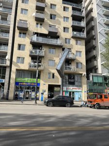 📷 PHOTO: კანდელაკის ქუჩაზე სარეკლამო ბანერი "ჰაერში ჰკიდია" - რა კადრები ვრცელდება ადგილიდან