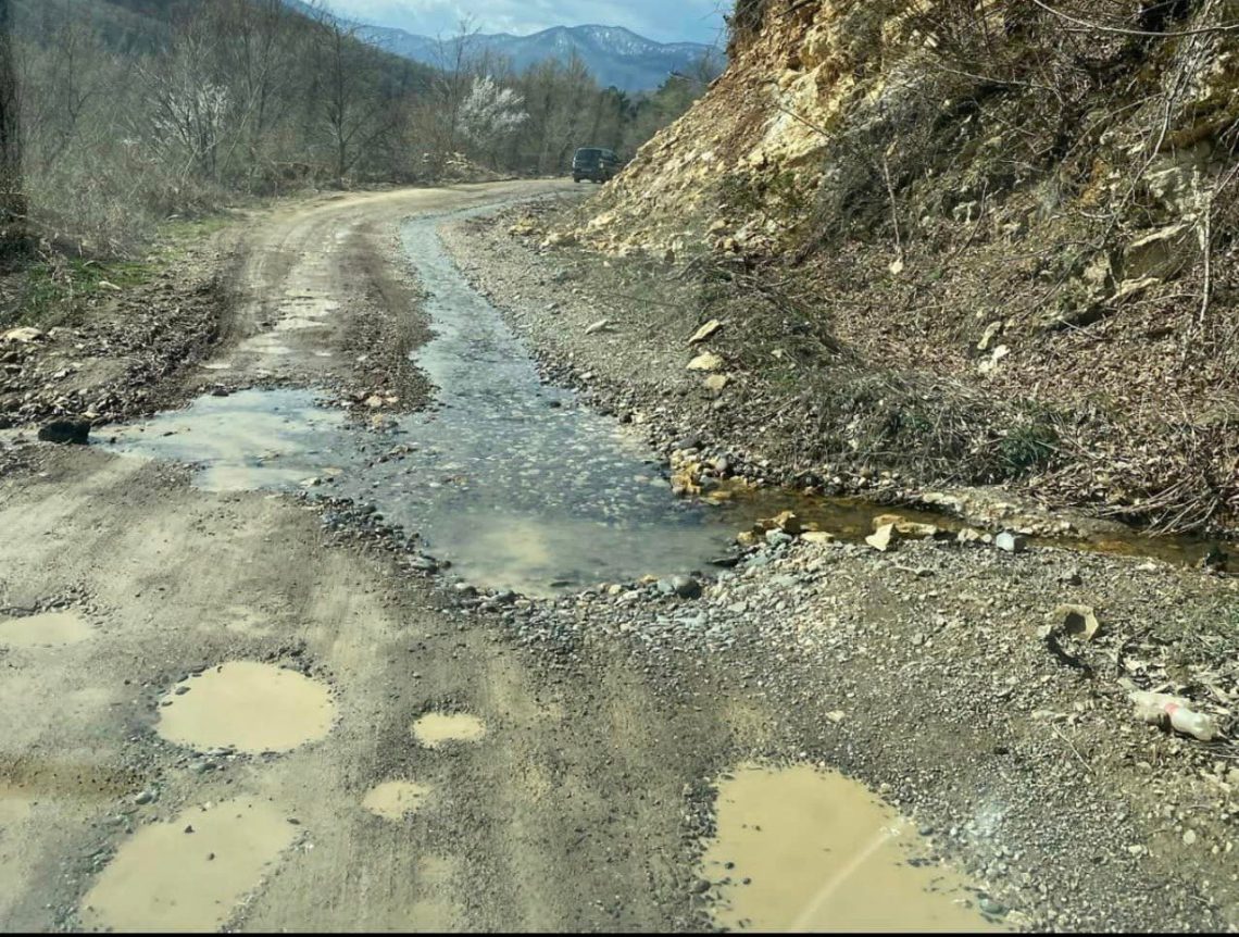 “ეს არის რიკოთის შემოვლითი გზა, აქ კურდღელიც კი ფეხს მოიტეხავს, დავლეწეთ მანქანები”