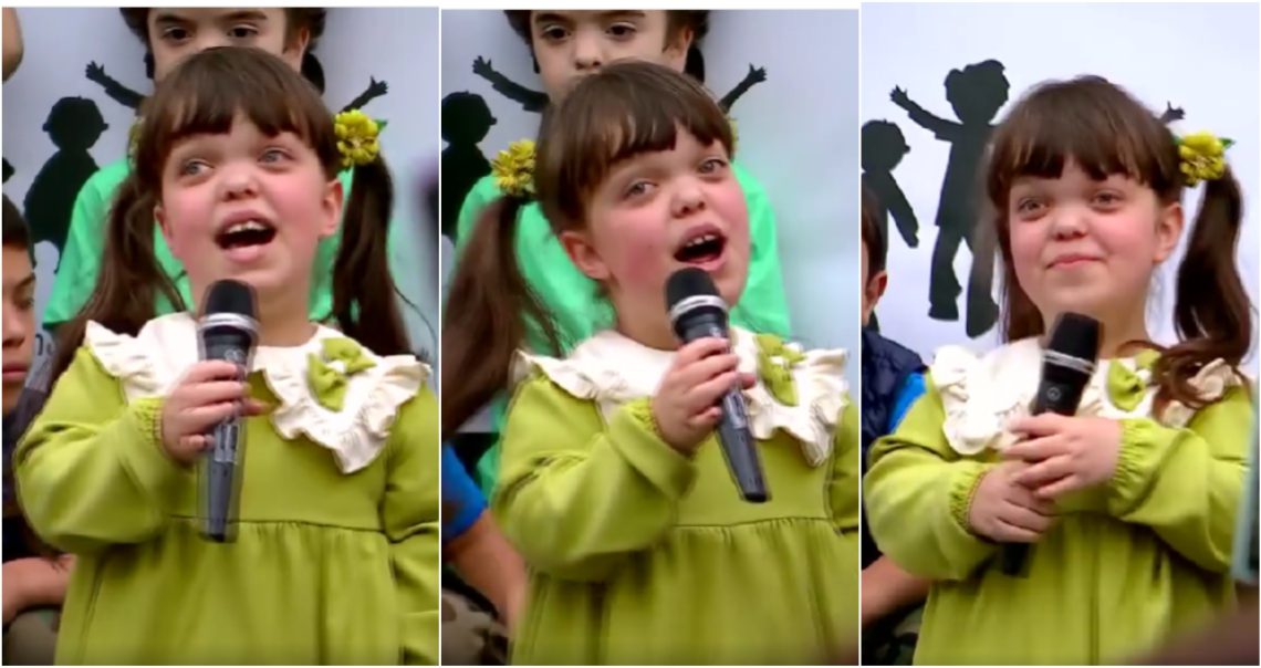 VIDEO: აქონდროდისპლაზიის სინდრომი განაჩენი არ არის! – ნახეთ, უსაყვარლესი და უნიჭიერესი ნინის სიმღერა, რომელიც წამალს ელოდება
