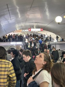 "წერეთელი გადაკეტილია, აღაშენებლის ხეივანიც გადაკეტილია ჩამოვედი მეტროში და მატარებლის მოლოდინის დრო 14 წუთი აწერია" - რა კადრები ვრცელდება მეტრო "სადგურის მოედნიდან"