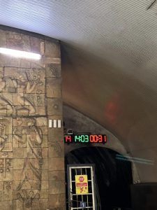 "წერეთელი გადაკეტილია, აღაშენებლის ხეივანიც გადაკეტილია ჩამოვედი მეტროში და მატარებლის მოლოდინის დრო 14 წუთი აწერია" - რა კადრები ვრცელდება მეტრო "სადგურის მოედნიდან"