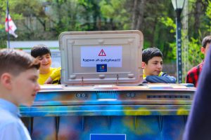 📷PHOTO: ჭიათურაში ბავშვებმა ჭკვიანი ნაგვის ურნა შექმნეს