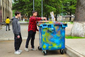 📷PHOTO: ჭიათურაში ბავშვებმა ჭკვიანი ნაგვის ურნა შექმნეს