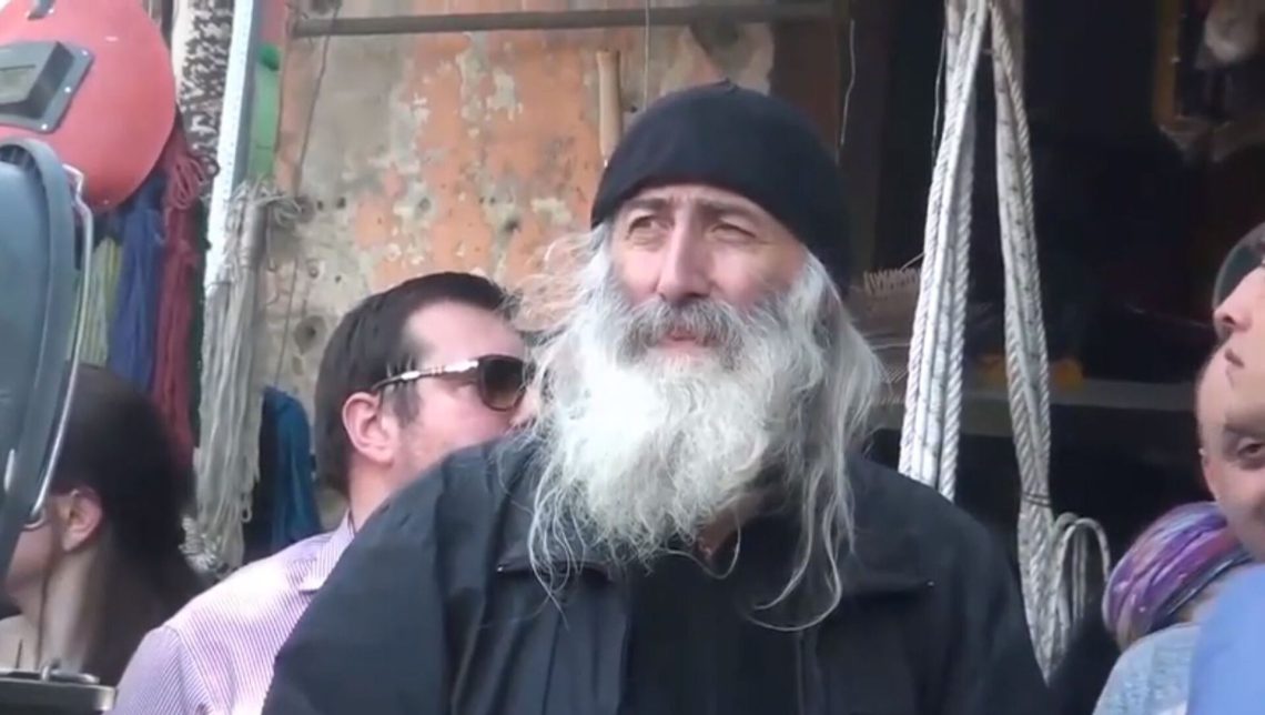 “მეზობლებს პრობლემას გვიქმნით” – ნახეთ, რა წარწერა დაუტოვეს ბერი ნიკოლოზის მრევლს ლიფტში