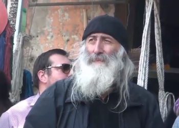 “მეზობლებს პრობლემას გვიქმნით” – ნახეთ, რა წარწერა დაუტოვეს ბერი ნიკოლოზის მრევლს ლიფტში