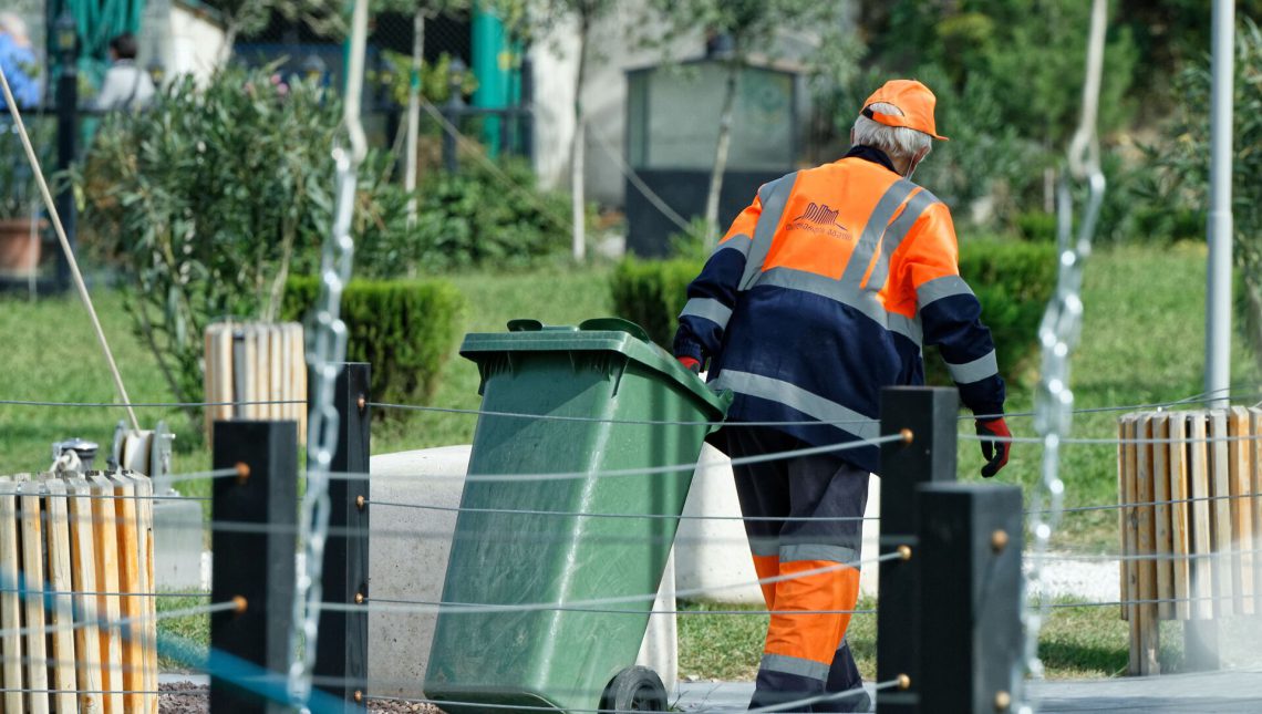 “მეეზოვემ ურნაში 10 ათასი დოლარი იპოვა, იქვე დარჩა, მეგობრებს სთხოვა, საათნახევარში მომაკითხეთო…” – რა ამბავი ვრცელდება სოციალურ ქსელში