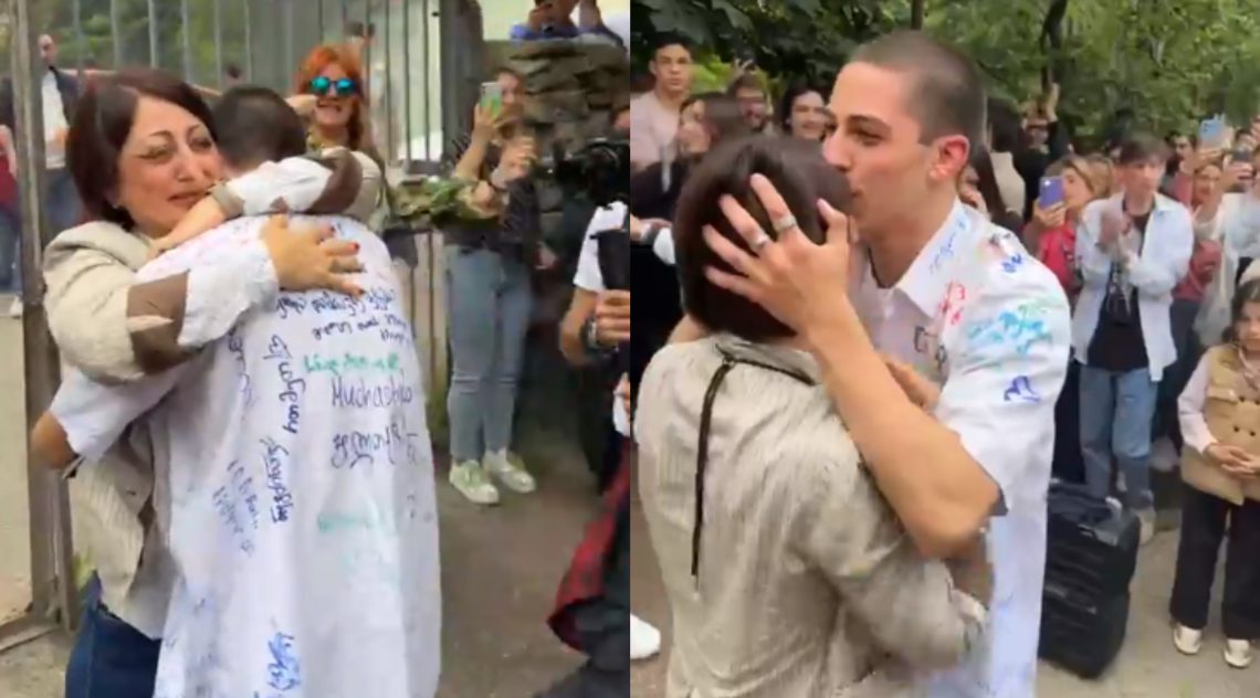 VIDEO: ემიგრანტი დედის სურპრიზი სკოლადამთავრებულ შვილს – ემოციური კადრები “ბოლო ზარიდან”