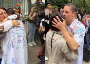 VIDEO: ემიგრანტი დედის სურპრიზი სკოლადამთავრებულ შვილს – ემოციური კადრები “ბოლო ზარიდან”
