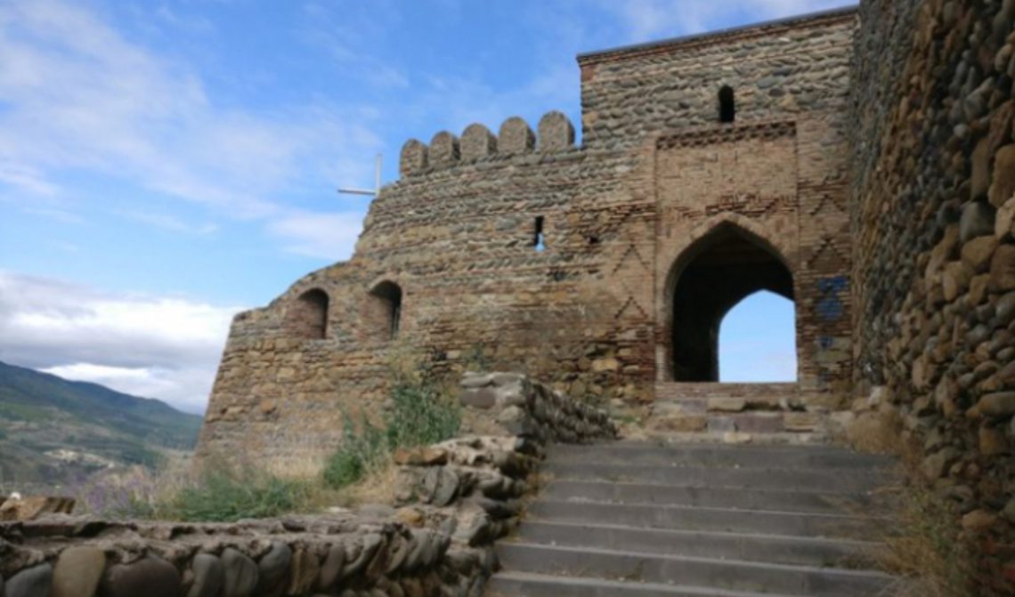 რა გახდა გორის ციხიდან რუსი ტურისტის გადმოვარდნის სავარაუდო მიზეზი