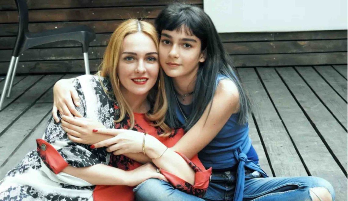 “ექიმი რომ მამოწმებდა, ეკრანს უყურებდა და სახე შეეცვალა… მითხრა, ბავშვი რომ გაჩნდება, მის ტირილს ვერ გაიგონებო” – ეკა ტოგონიძის ემოციური ამბავი