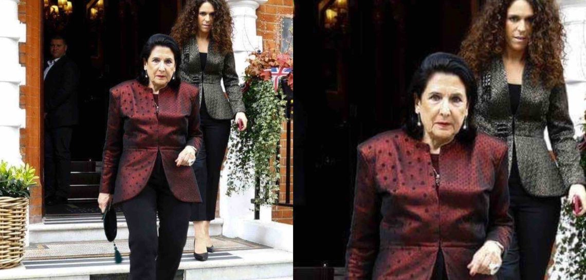 სალომე ზურაბიშვილს ბუკინგემის სასახლეში გამართულ მიღებაზე ქართველი დიზაინერის სამოსი ეცვა