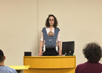 როცა დედობა შეთავსებადი პროფესიაა”: პატარა შვილი “კენგურუში” მიძინებული ჰყავდა და ლექციას ისე ატარებდა – ემოციური ფოტო საქართველოს ერთ-ერთი უნივერსიტეტიდან