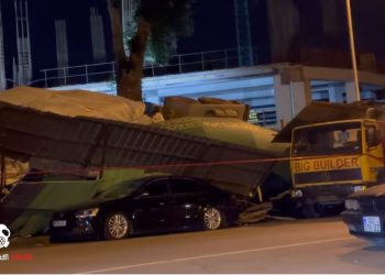 🎥 VIDEO: ელიავას ბაზრობის ტერიტორიაზე სატვირთო ამოყირავდა და მსუბუქ მანქანას დაეცა