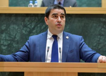“სახლში შემომივარდნენ, ცოლი გამიბახეს, ლაჩრულად და უღირსად კი არ მოვიქეცი, სტრატეგიული მოთმინება გამოვიჩინე – პაპუაშვილის “პერეფრაზი” საყოფაცხოვრებო ენაზე…”
