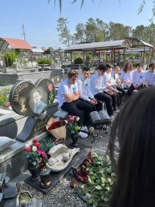 📷 PHOTO: სკოლის მოსწავლეები ბოლო ზარზე მეგობრის საფლავზე მივიდნენ - ემოციური კადრები ქუთაისიდან