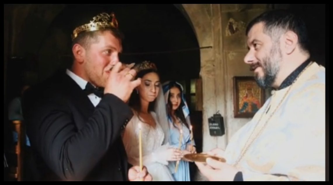 VIDEO: “ვერ დავლევ, სჭესთან ვარ” – სიძის პასუხი მღვდელს ჯვრისწერისას, რომელმაც ინტერნეტი გაამხიარულა