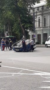 ავარია რუსთაველზე - ავტომობილი შეჯახების შედეგად ამობრუნდა