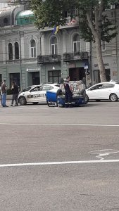 ავარია რუსთაველზე - ავტომობილი შეჯახების შედეგად ამობრუნდა