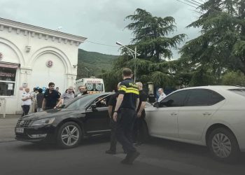 ავტობუსის ზოლში ერთმანეთს პოლიციის ორი მანქანა შეეჯახა
