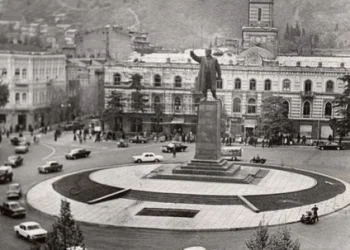 გვირაბების ქალაქი მიწის ქვეშ, საკრალური მოციმციმე ლამპიონი, დამალული კარები ბუხრების მიღმა – იდუმალი თბილისის ბურუსით მოცული მხარე