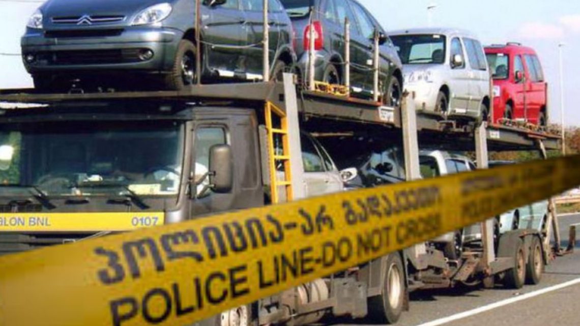 ხაშურთან მანქანებით დატვირთული ევაკუატორი გზიდან გადავარდა