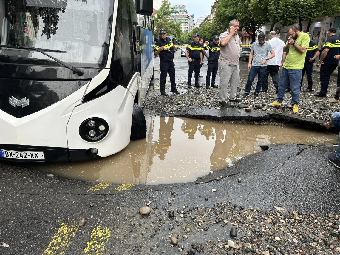 🎥 VIDEO: ბათუმში წყლის მილი გასკდა და გზა ჩავარდა – რა ვითარებაა ადგილზე