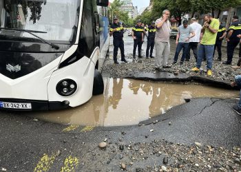 🎥 VIDEO: ბათუმში წყლის მილი გასკდა და გზა ჩავარდა – რა ვითარებაა ადგილზე