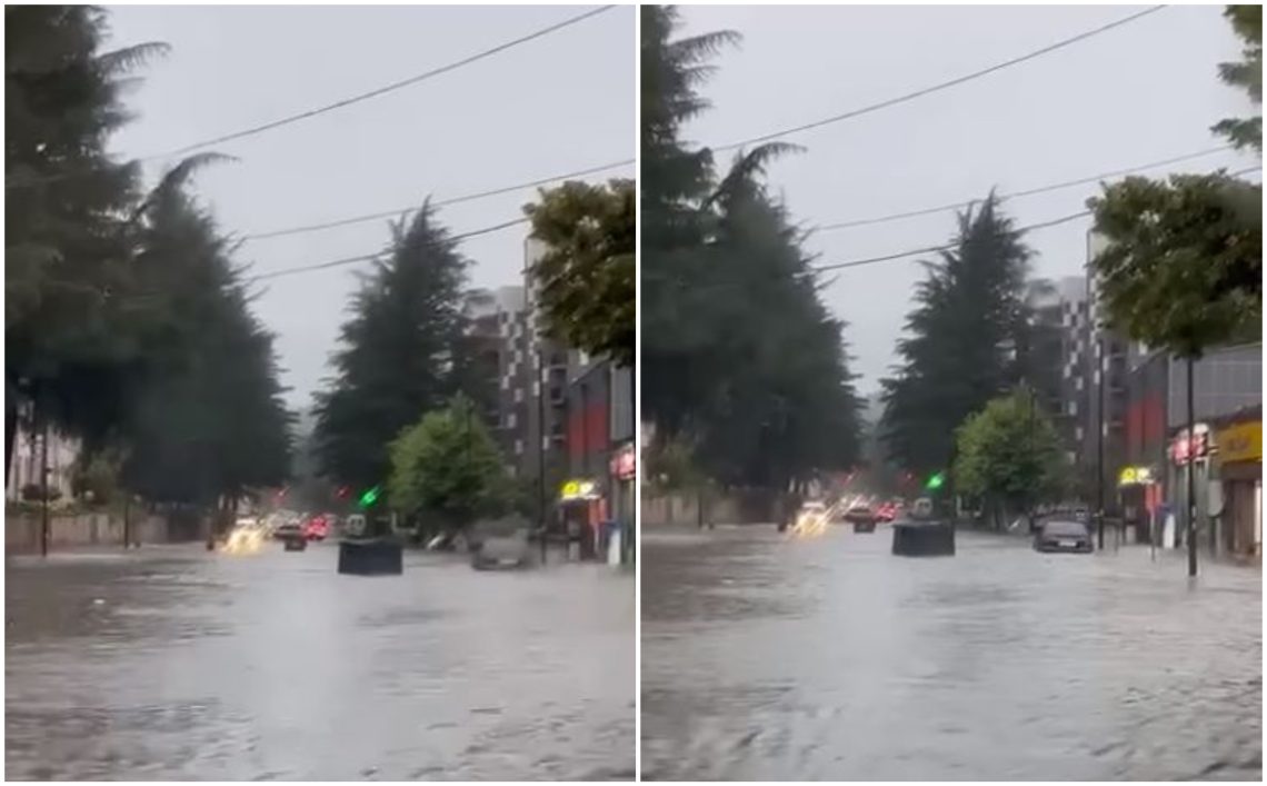 🎥 VIDEO: “წყალმა ნაგვის ურნები გაიტაცა” – რა ვიდეო ვრცელდება ზესტაფონიდან, სადაც ძლიერი წვიმების გამო ქუჩები მთლიანად დატბორილია