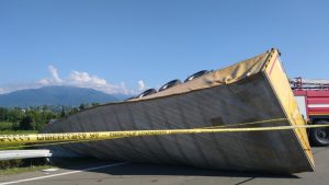 "გზაზე მიმოფანტული იყო ტომრები" - რუისთან დატვირთული ტრაილერი გადაბრუნდა