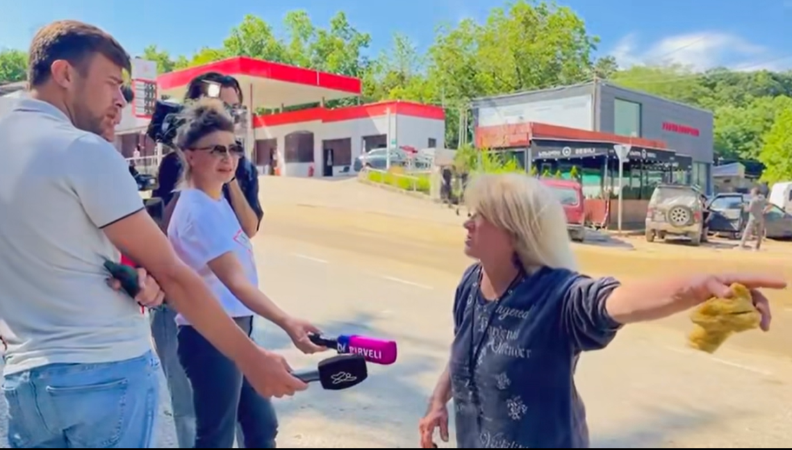 “ვიპოვეთ ქალი, რომელიც წყალმა გაიტაცა, სახლამდე ჩაიყვანა, შევიდა სახლში,  ჩართო ტელევიზორი და უყურა, თუ როგორ ვუყვები ხალხს მისი გატაცების შესახებ” – ჟურნალისტის სახალისო ამბავი