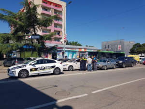 ავარია რუსთავში - ერთმანეთს 3 ავტომობილი შეეჯახა