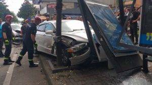 „ავტომანქანა ავტობუსის მოსაცდელში შევარდა“ - დაშავებულია ერთი პირი