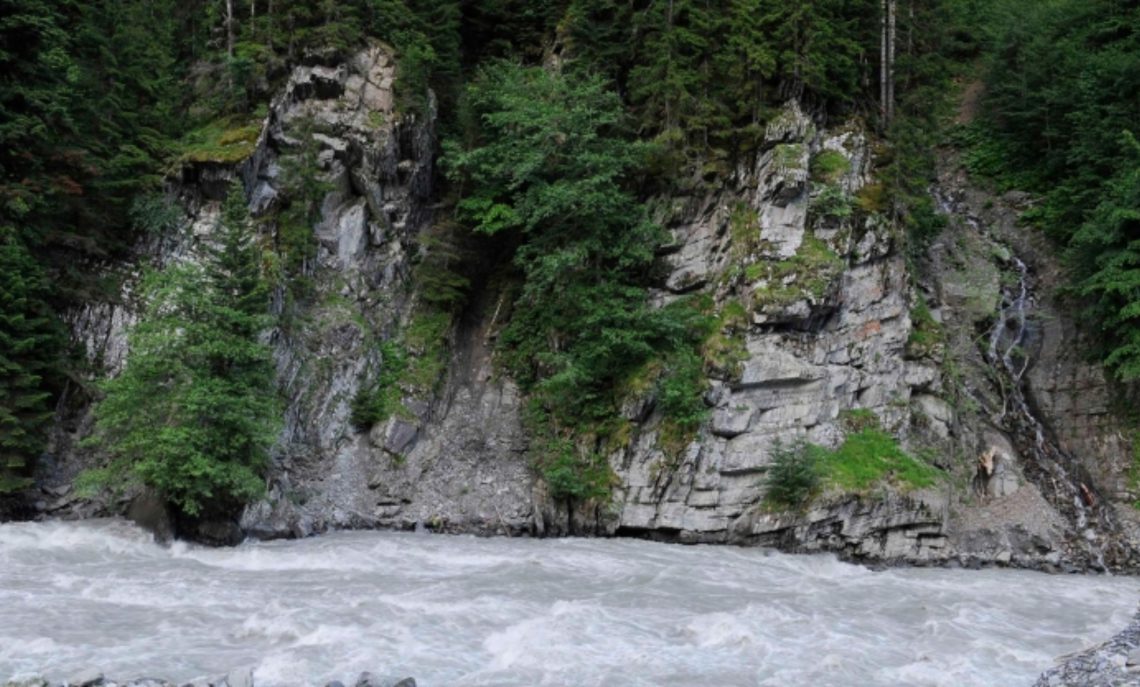 მდინარე რიონი საავტომობილო გზაზე გადმოვიდა – რას ხდება ადგილზე