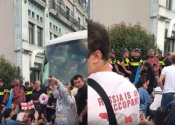 VIDEO: რუსი ტურისტების კრუიზიდან გამოსაყვანად მისული ავტობუსი, აქტივისტებმა პორტთან არ შეუშვეს