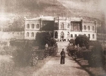 კომპლექსში აბანო და ხელოვნური ტბაც შედიოდა – გორდის არქიტექტურული საგანძური, რომელიც განადგურდა