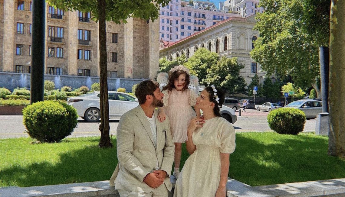 ლიზა ჩიჩუას და ირაკლი მაქაცარიას შვილი გაქრისტიანდა – ნახეთ,  როგორ გამოიყურებოდნენ ჯანეტი და ნოე წვეულებაზე