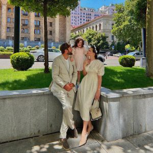 ლიზა ჩიჩუას და ირაკლი მაქაცარიას შვილი გაქრისტიანდა - ნახეთ, როგორ გამოიყურებოდნენ ჯანეტი და ნოე წვეულებაზე