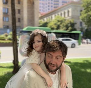 ლიზა ჩიჩუას და ირაკლი მაქაცარიას შვილი გაქრისტიანდა - ნახეთ, როგორ გამოიყურებოდნენ ჯანეტი და ნოე წვეულებაზე