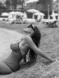 ნუცა ბუზალაძის მოგზაურობა გრძელდება - რა ფოტოებს აქვეყნებს მომღერალი