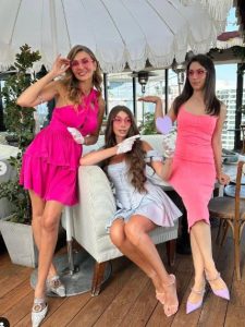 ქართველი მეგობრები და ულამაზესი რესტორანი - როგორ აღნიშნა ნანუკა გოგიჩაიშვილმა აშშ-ში დაბადების დღე (ფოტოები)