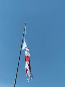 "დროშა ჩამოხეული და შეურაცხყოფილია. სასწრაფოდ შეცვალეთ დროშა, ქაჯებო!" - ქაცარავა