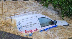 ადიდებულმა ღელემ რკინიგზის გადასასვლელთან მანქანა გაიტაცა