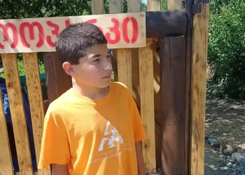 “დღეში 20-25 ადამიანს ვმასპინძლობ” – 14 წლის სურამელი ბიჭი, რომელმაც საკუთარი ზოოპარკი გააშენა