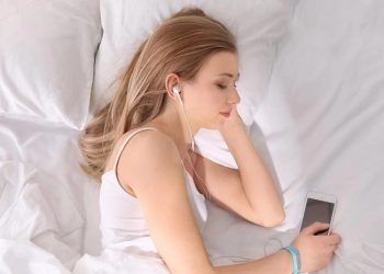 შეიძლება თუ არა ყურსასმენებით ძილი?