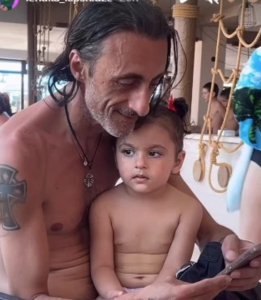 გიორგი ყიფშიძე შვილებთან ერთად დასასვენებლადაა - ნახეთ კადრები