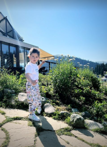 VIDEO: სოფო ნიჟარაძე შვილთან ერთად ბახმაროში ისვენებს