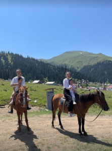 VIDEO: სოფო ნიჟარაძე შვილთან ერთად ბახმაროში ისვენებს