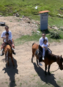 VIDEO: სოფო ნიჟარაძე შვილთან ერთად ბახმაროში ისვენებს