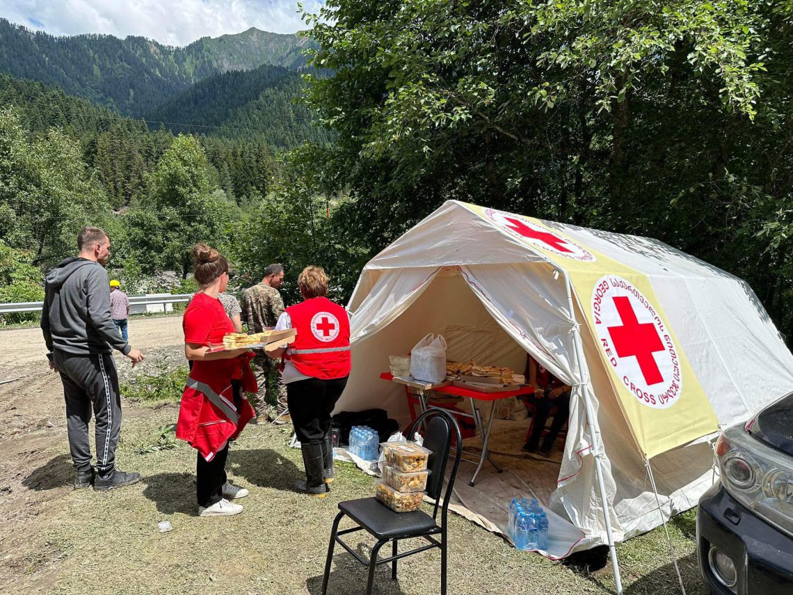 “მაშველებისთვის, ადგილობრივებისთვის და მოხალისეებისთვის მოვიტანეთ საკვები, არ მოგერიდოთ, საკმარისი რაოდენობითაა და ყველას ეყოფა” – თანადგომისა და დახმარების მაგალითი შოვში